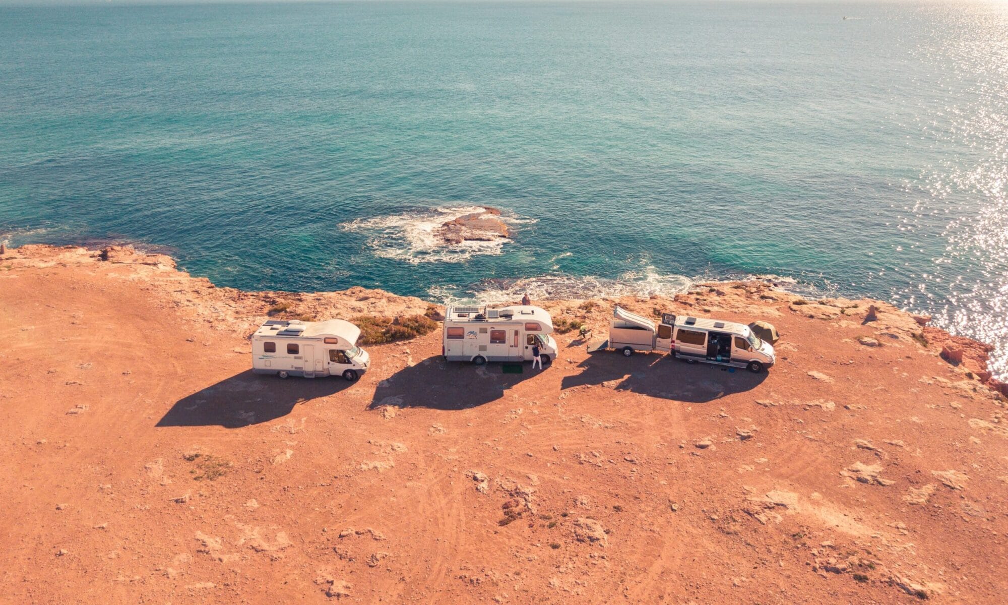 Panorama von 3 Wohnmobilen an einer einsamen Küste